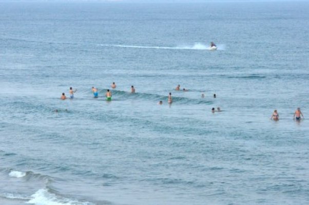 Incident în largul mării, la Mamaia: un turist a fost lovit de un skijet